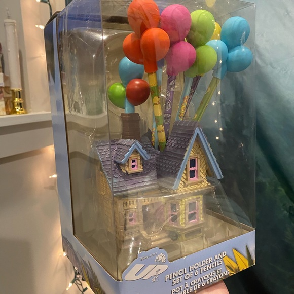 Disney Store Exclusive Pixar Up House Pencil Holder & Set Of 6 Pencils 🎈 - Picture 2 of 4